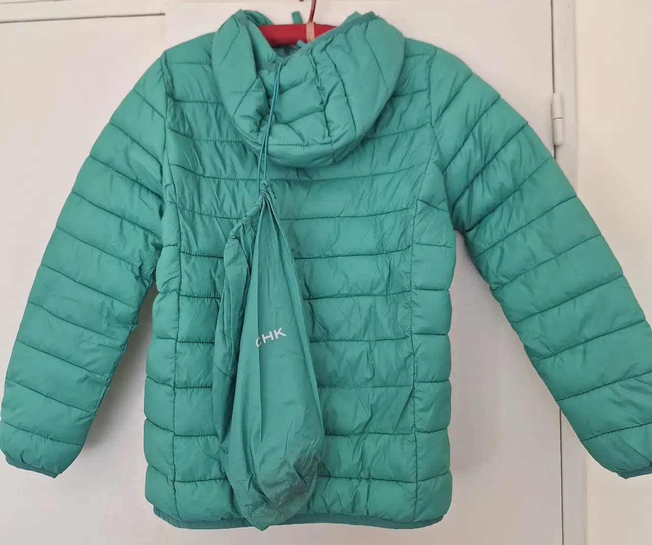 Campera de pluma para niña, color verde agua, con capucha y cierre. Ideal para el invierno.