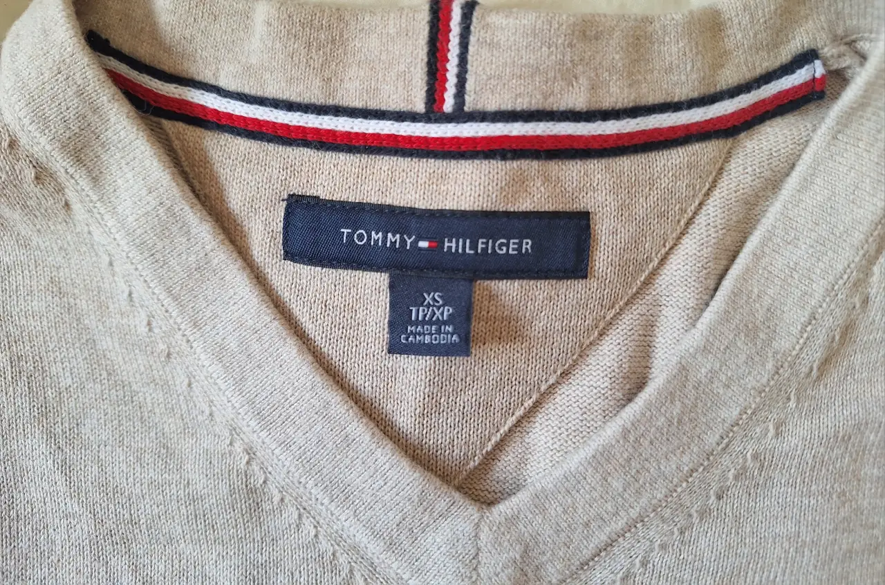 Sweater Tommy Hilfiger en V color crudo, talle XS. Ideal para un look casual y cómodo.
