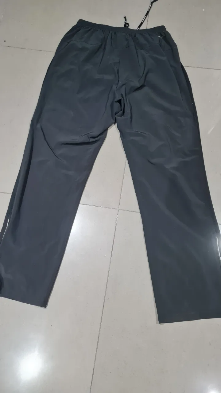 Pantalón deportivo negro Nike para hombre, de corte recto y ajuste cómodo. Ideal para actividades físicas o uso casual. Con logo de la marca y tecnología Dri-Fit.