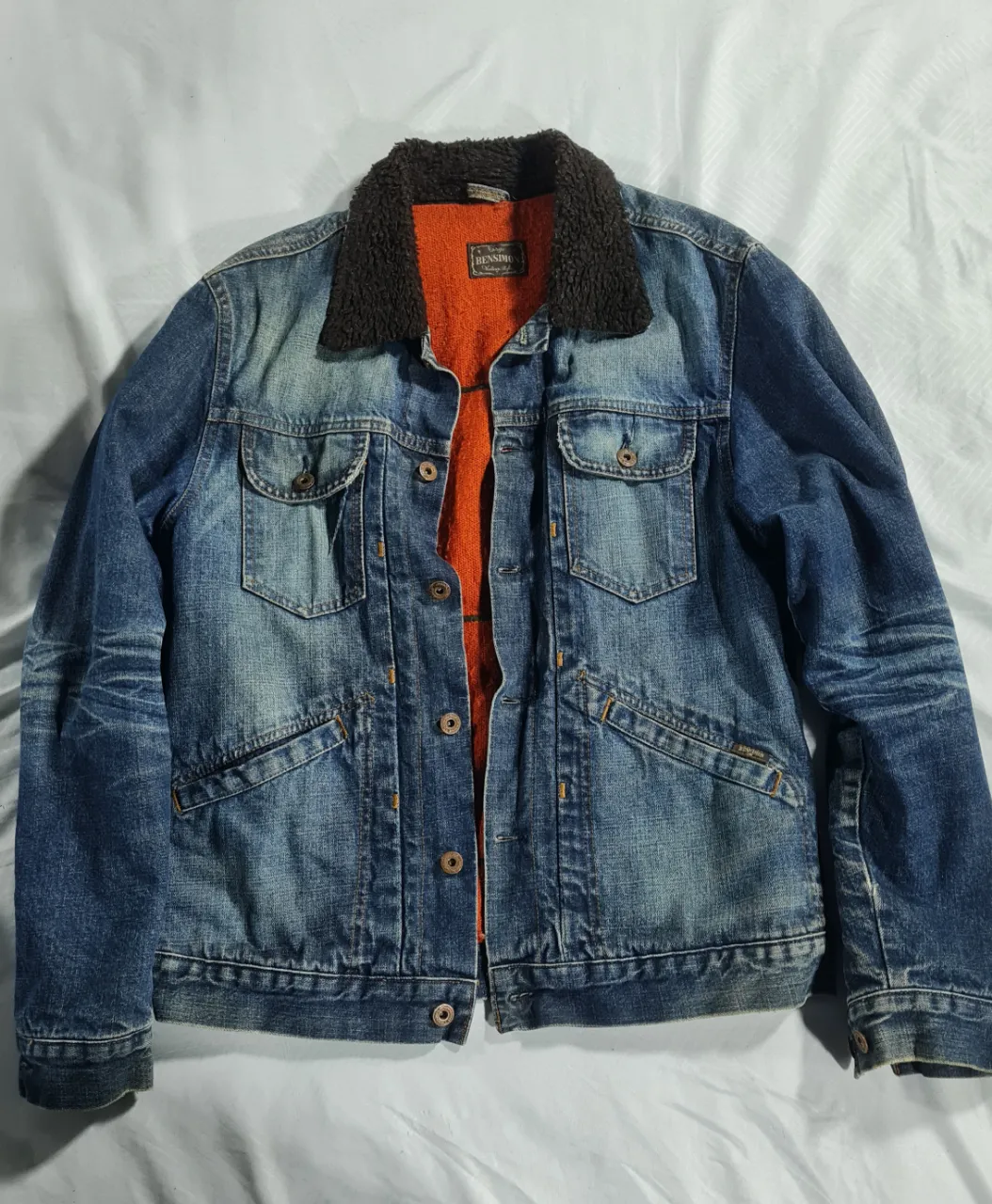 Campera de jean para hombre con cuello de piel sintética marrón marca Bensimon. Diseño clásico con bolsillos delanteros y detalles desgastados. Ideal para un look casual y abrigado en invierno.