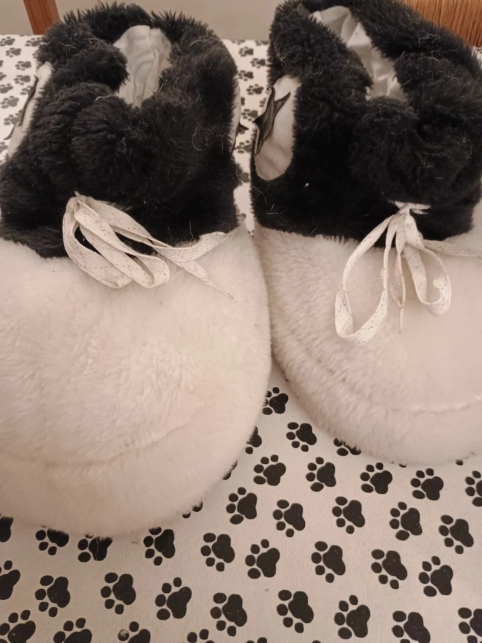 Pantuflas de diseño de panda, suaves y cómodas, ideales para el hogar. Con detalles de la cara del panda y su pelaje, estas pantuflas son perfectas para mantener tus pies abrigados y con estilo.