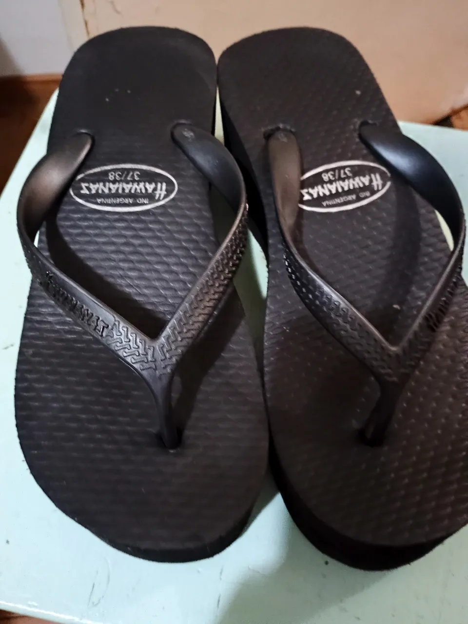 Ojotas Havaianas negras, ideales para el verano. Talle 37/38, cómodas y perfectas para la playa o el uso diario.