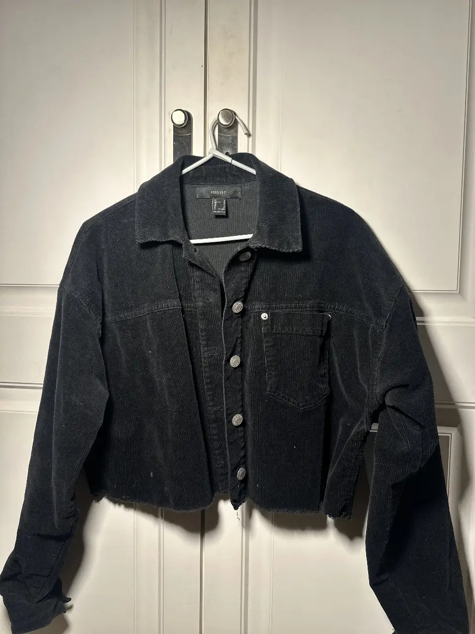 Campera de corderoy negra cropped de Forever 21, ideal para un look casual y canchero. Con botones y un bolsillo. Casi sin uso.