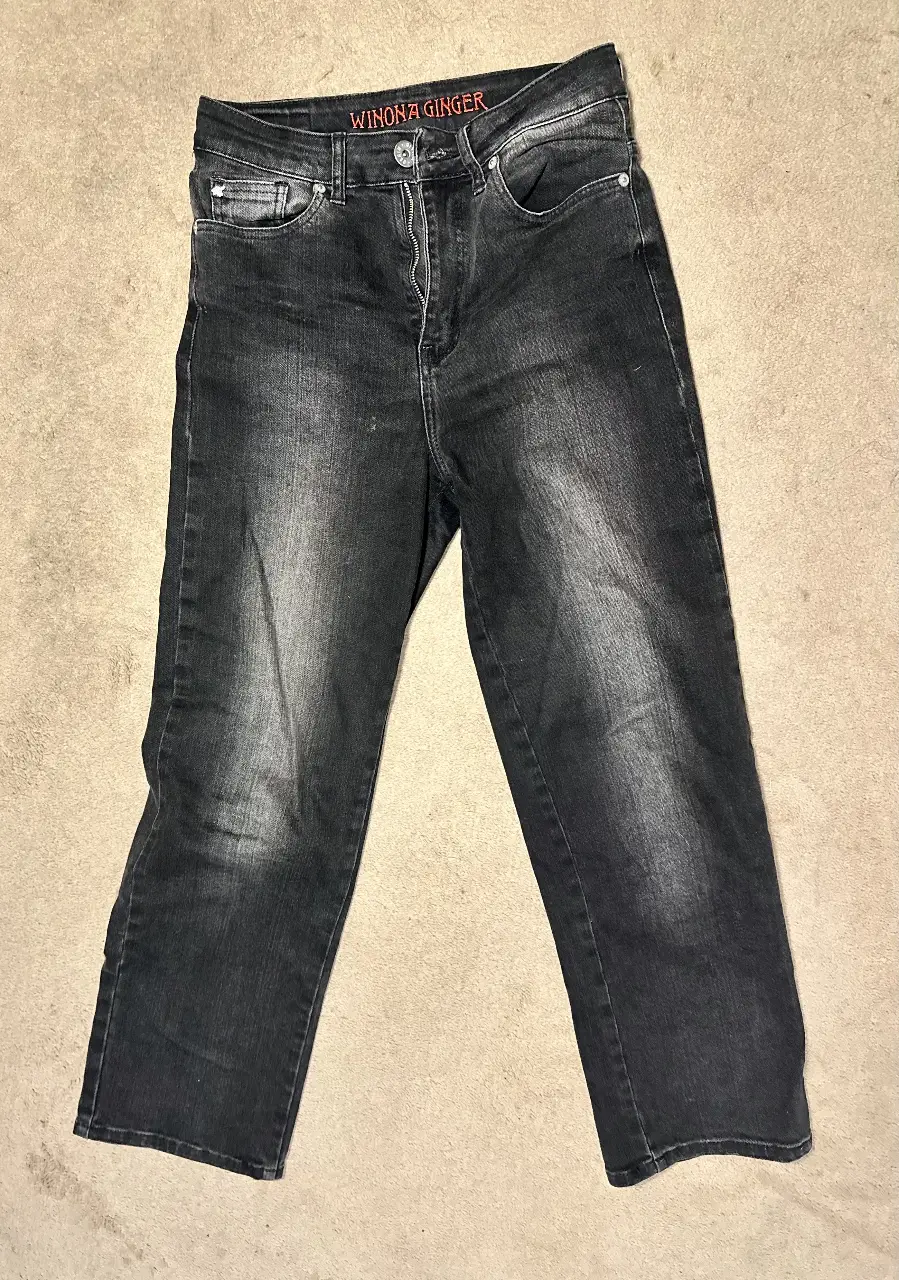 Jeans rectos, color negro con detalles de desgaste en la tela. Son buena calidad y muy cómodos. Marca Divina Bolivia.