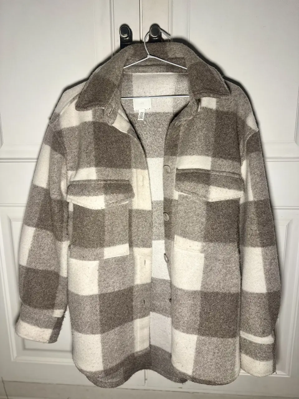 Camisa tipo shacket a cuadros en tonos marrones y blanco oversize de H&M. Es muy abrigada y liviana. Casi que no tiene uso y me salió cara.