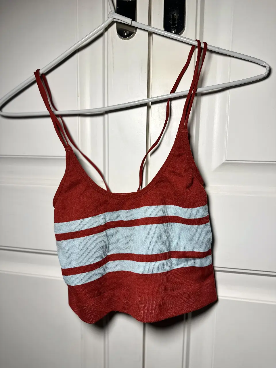 Top de verano de mujer, con diseño a rayas horizontales en rojo y celeste. Marca Out From Under de Urban Outfitters. Casi no tiene uso y la calidad es muy buena.
