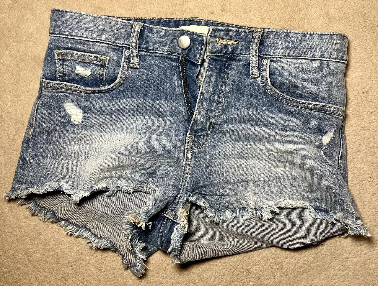 Short de jean azul desgastado con detalles rotos H&M – Talle XS (US 2) – Cómodo y canchero, casi como nuevo por el poco uso. 