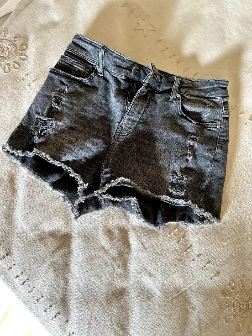 Short de jean negro desgastado con detalles rotos H&M – Talle XS (US 2) – Cómodo y canchero, lo usé muy poco. 