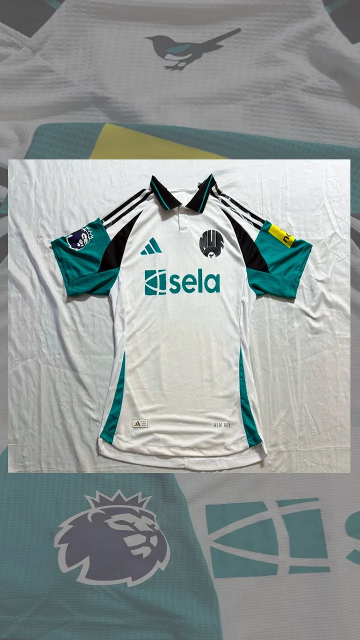 Camiseta de fútbol New Castle United, blanca con detalles en verde y negro. Presenta el logo de la marca deportiva Adidas, el escudo del equipo y el logo del sponsor principal. Ideal para fanáticos y coleccionistas.
