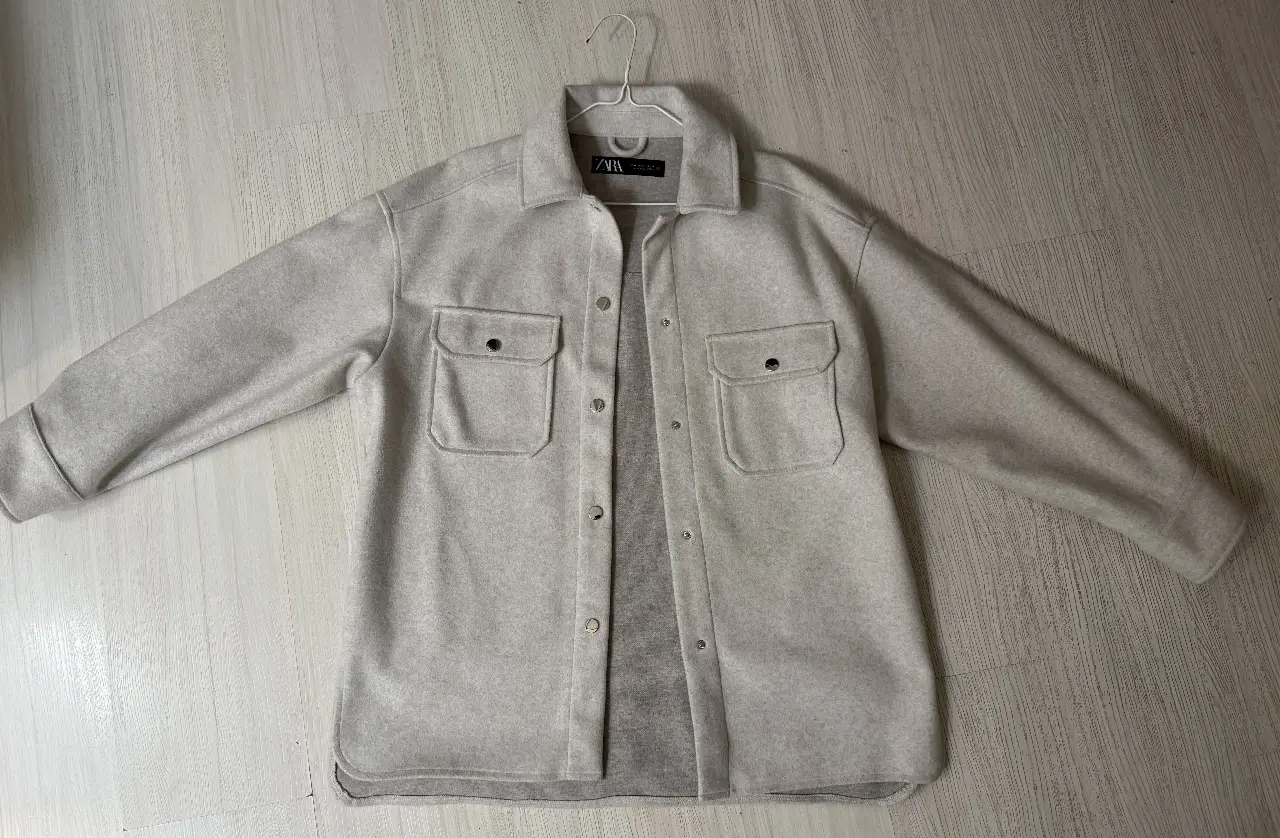 Campera de Mujer de Zara, color gris claro. Con dos bolsillos delanteros y botones. Ideal para un look casual y moderno.