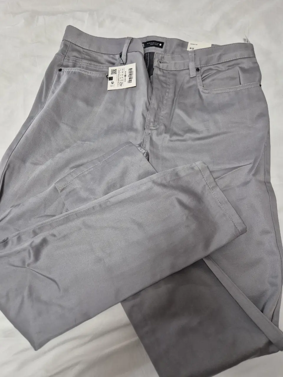 Pantalón de vestir gris, corte skinny fit, talle 42. Ideal para un look elegante y moderno.