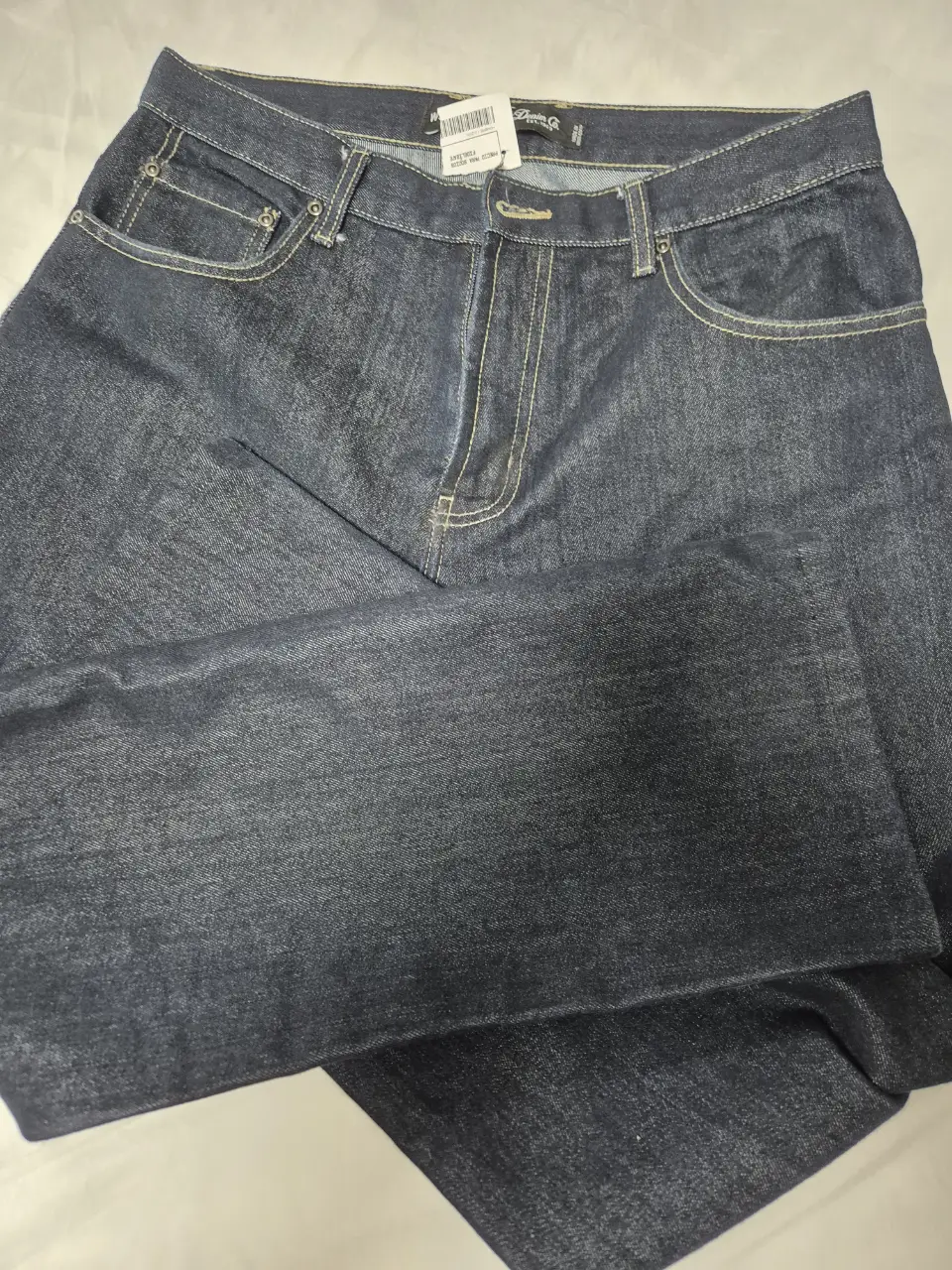 Jeans de hombre, corte recto, color azul oscuro. Talle 32/30. Marca HM Denim Co.