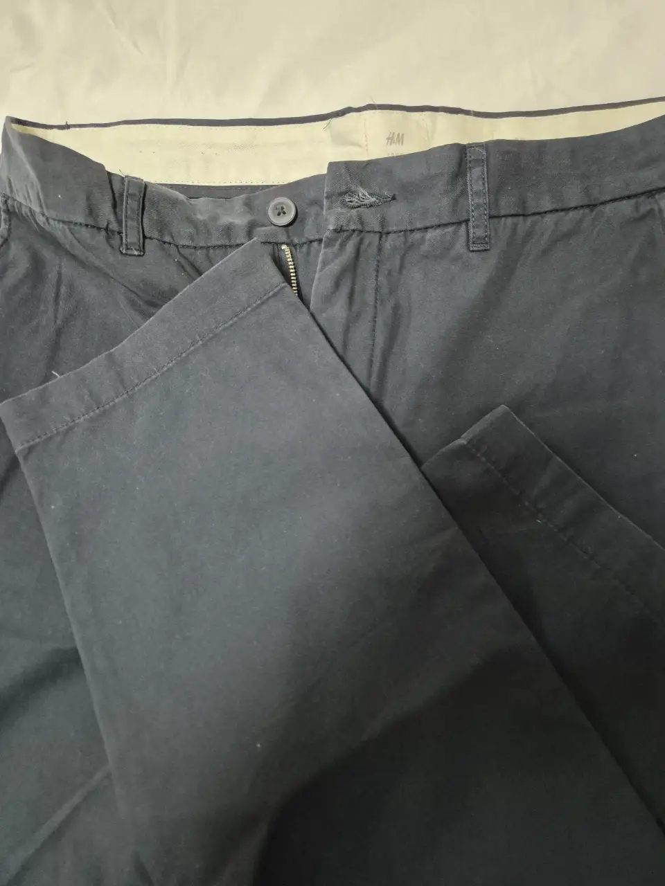Pantalón chino de hombre, color azul marino, de la marca H&M. Talle 34, corte slim fit. Ideal para un look casual o de trabajo.