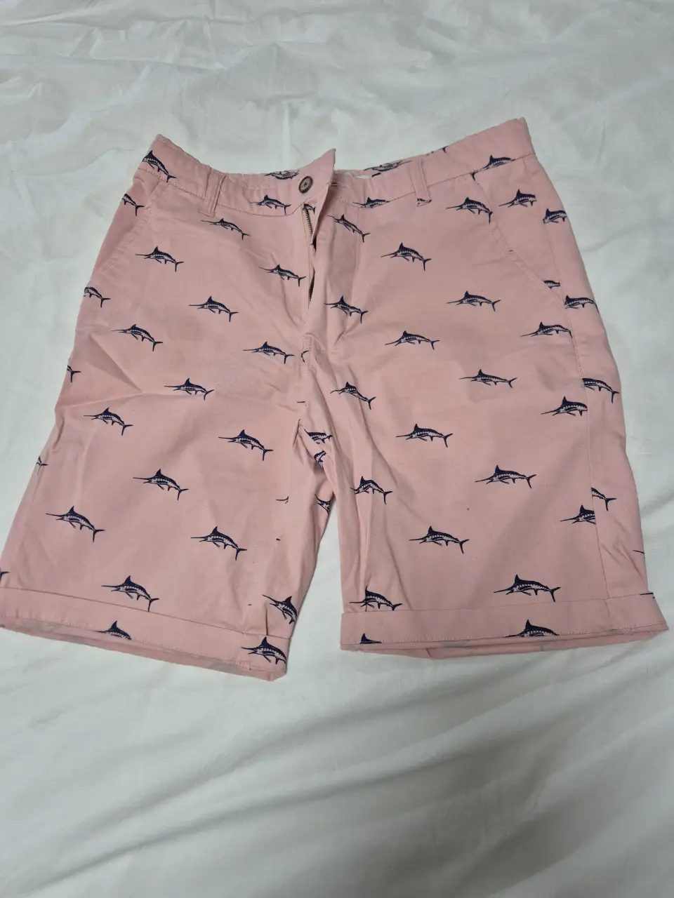 Short de hombre de jean color rosa con estampado de peces. Talle 32. Ideal para un look casual y fresco.
