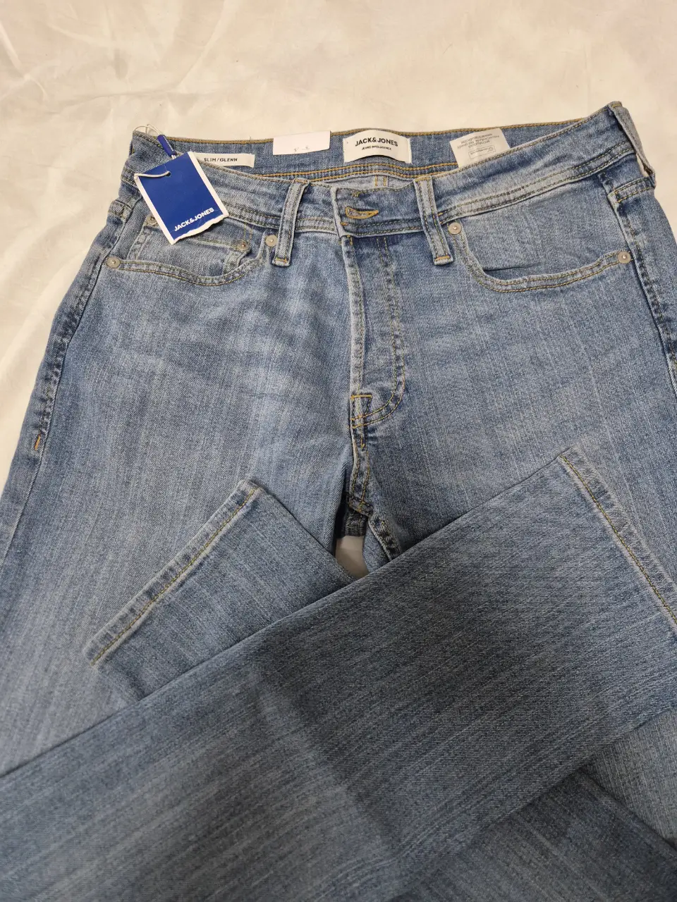 Jeans rectos de hombre, color azul claro, de la marca Jack & Jones. Talle W32 L32. Diseño clásico y versátil, ideal para un look casual. Importado. Es Slim/Glenn.