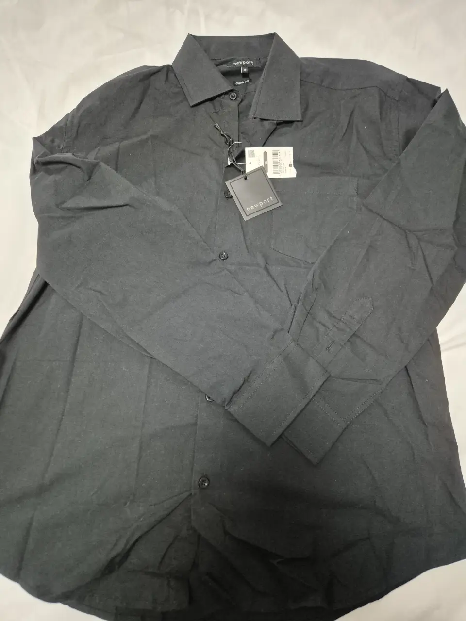 Camisa de hombre negra de la marca Newport, con etiqueta. Talle 16, corte clásico. Ideal para un look casual o de trabajo.