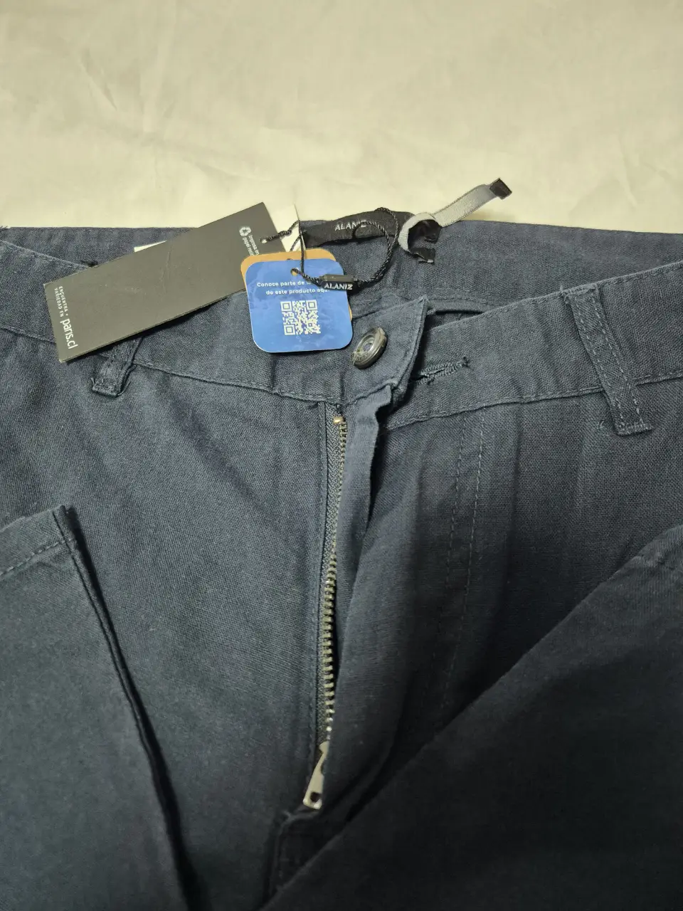 Pantalón chino azul marino de hombre, con etiqueta. Ideal para un look casual y cómodo. De lino y algodón, Alaniz. Importado.