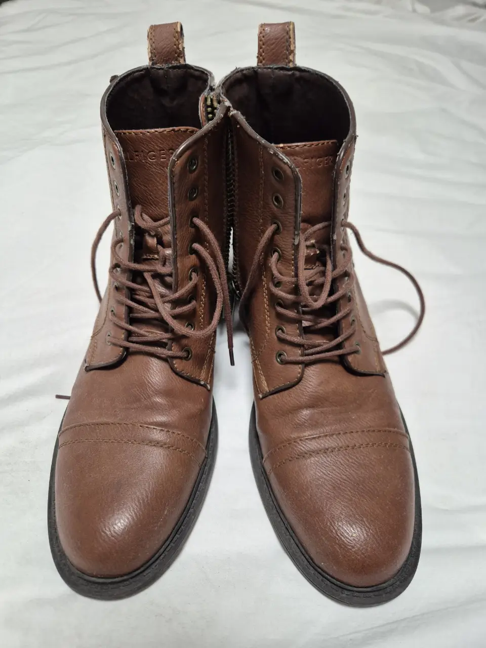 Botines de cuero marrón con cordones y cierre lateral. Marca Tommy Hilfiger.