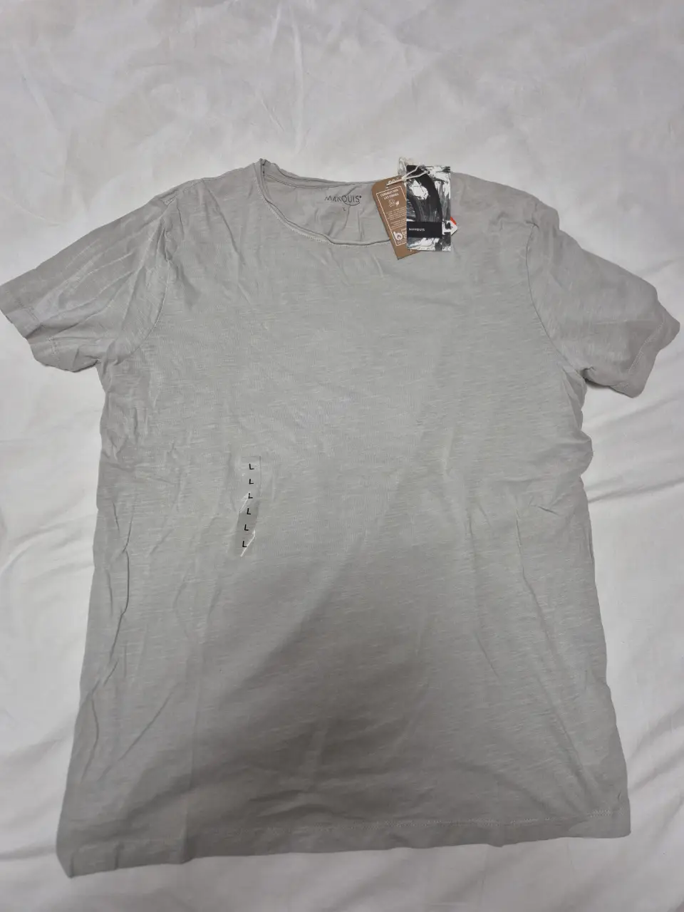 Remera de hombre, manga corta, color gris claro, con etiqueta de la marca Marquis. Ideal para un look casual y cómodo. Marquis, importada 