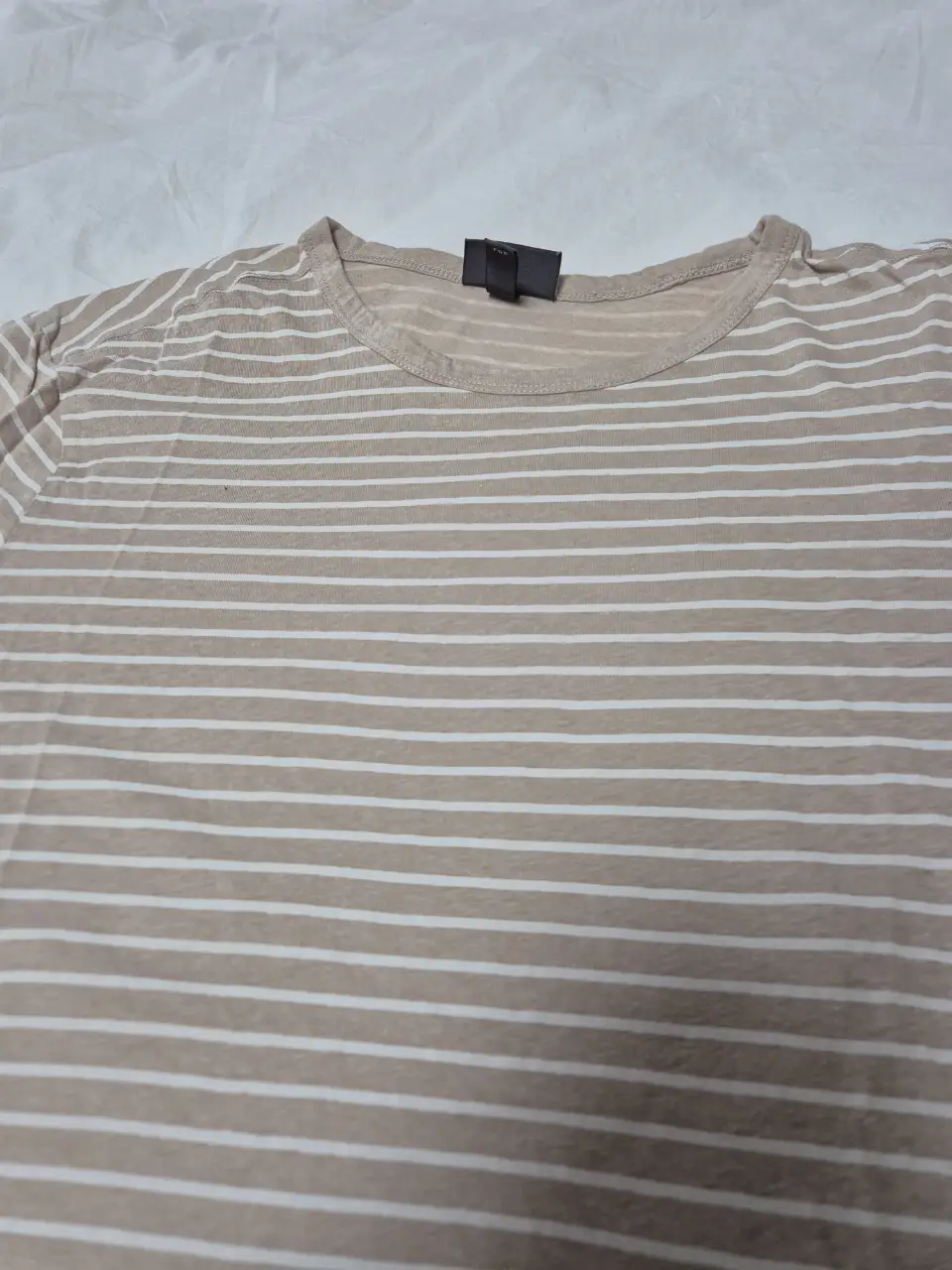 Remera de hombre a rayas horizontales en color crudo y blanco. Corte regular fit, ideal para un look casual y cómodo. Perfecta para el día a día.