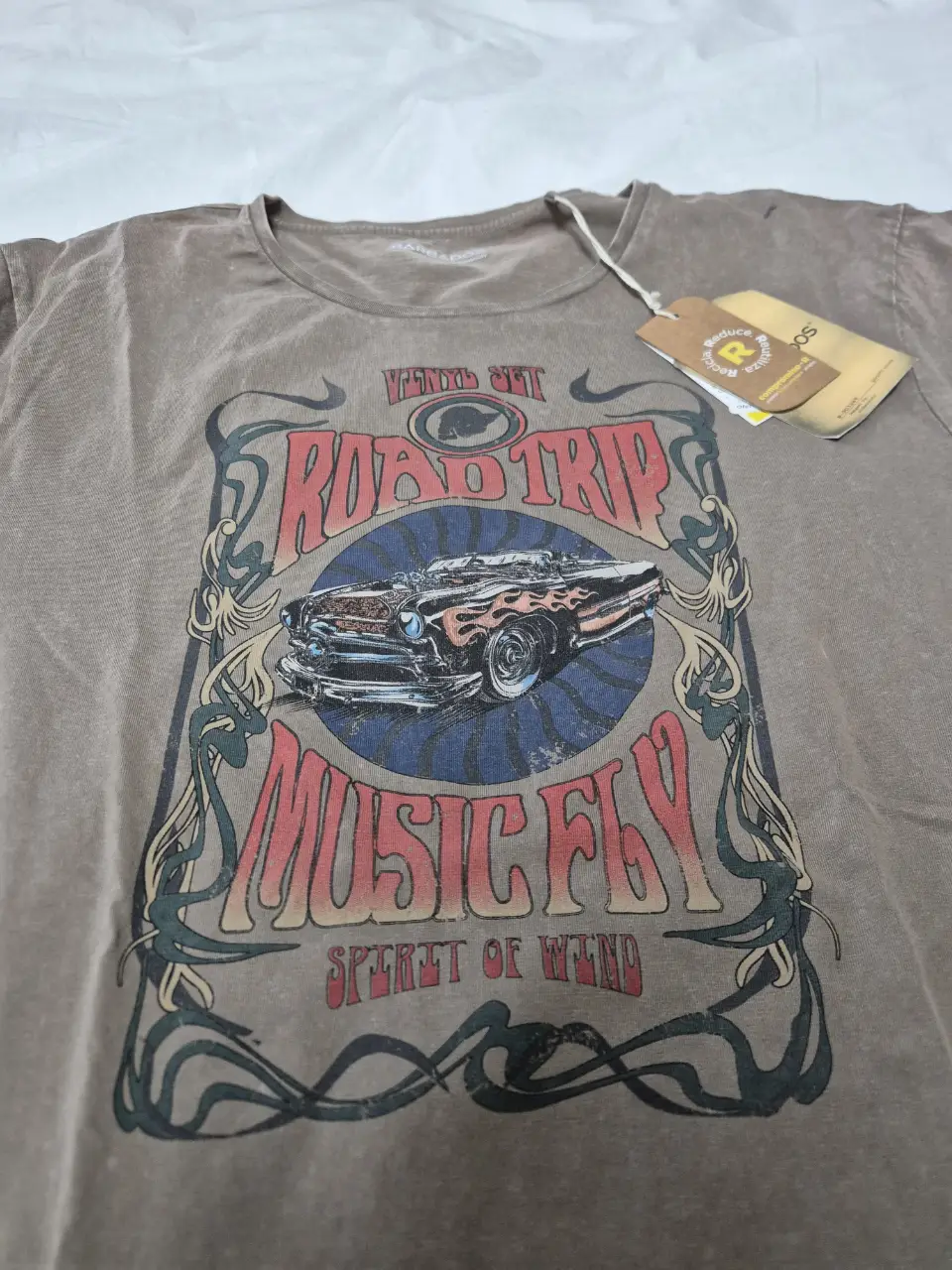 Remera de hombre con estampado "Road Trip Music Fly" de estilo vintage. Ideal para un look casual y relajado. Confeccionada en algodón suave y cómoda. Marca Barbados, importada.