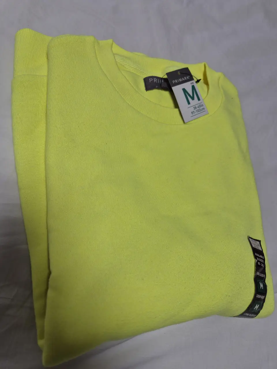Buzo de cuello redondo color amarillo, ideal para un look casual y cómodo. Perfecto para usar en cualquier ocasión. Importado, Primark.