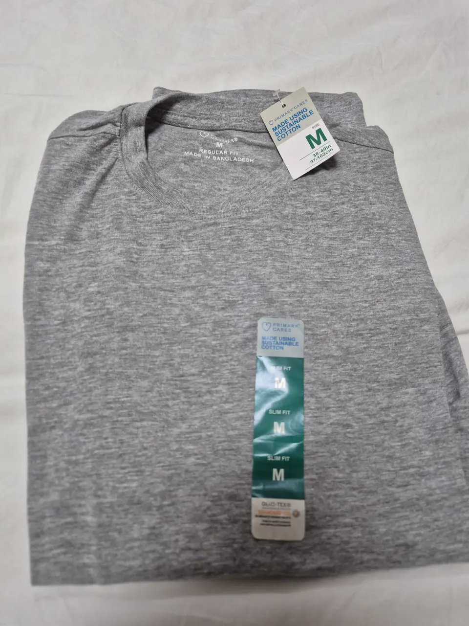 Remera gris de hombre, de corte regular fit, hecha con algodón sustentable. Ideal para un look casual y cómodo. Primark, importada.