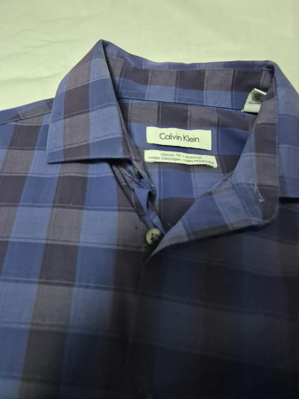 Camisa Calvin Klein a cuadros en tonos azules y morados, corte clásico y non-iron. Ideal para un look casual o semi-formal.