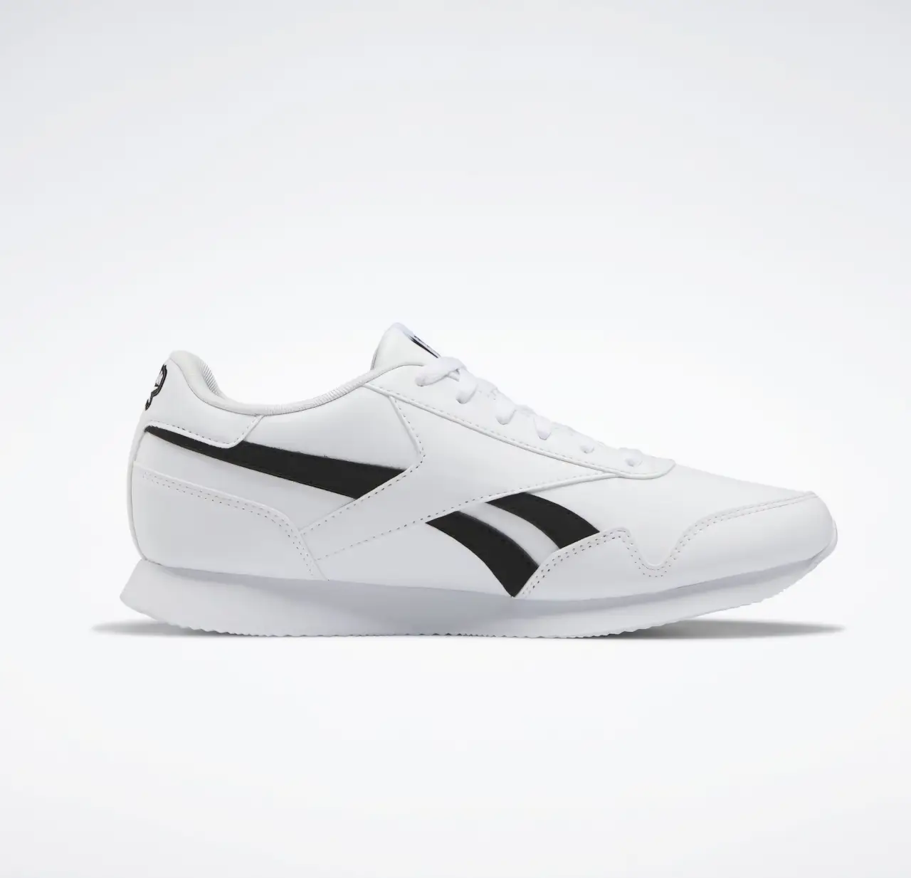 Zapatillas Reebok blancas con detalles en negro. Ideales para un look casual y deportivo. Diseño clásico y cómodo. Com exclusivo sistema Comfort Footbed.
