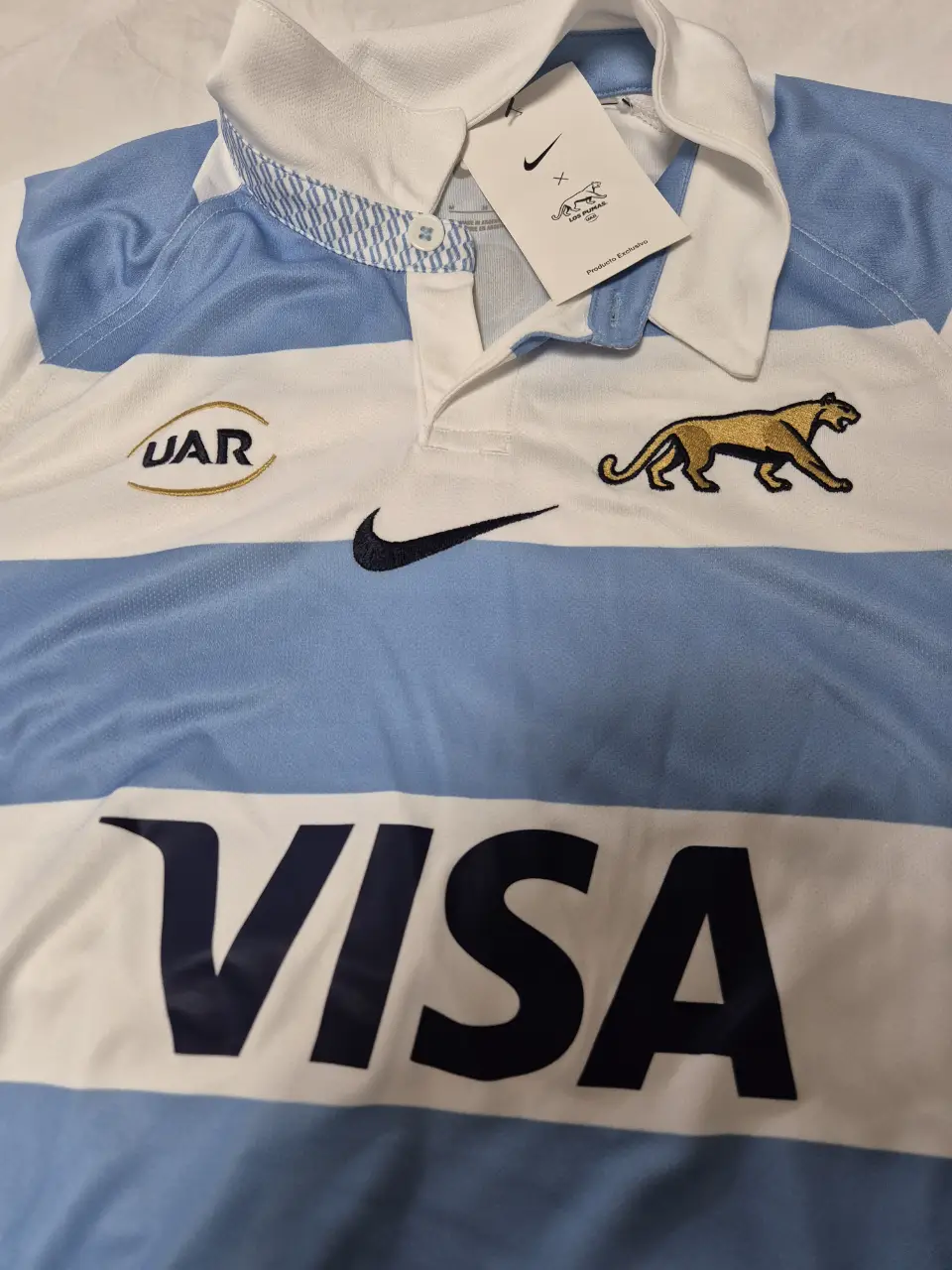 Camiseta de rugby de Los Pumas, con el escudo de la UAR y el logo de Nike. Ideal para fanáticos y coleccionistas.
