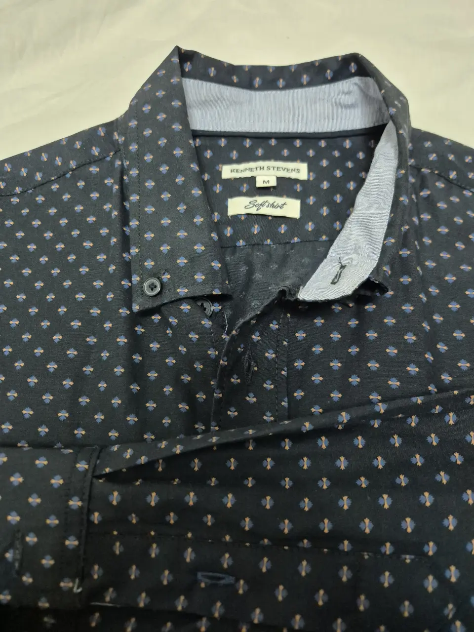 Camisa Kenneth Stevens Soft Shirt negra con estampado floral en azul y amarillo. Talle M, ideal para un look casual y moderno.