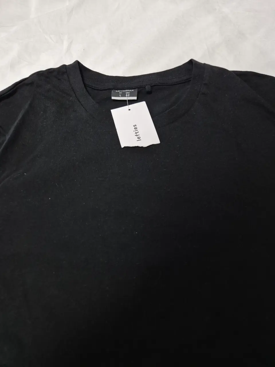 Remera negra de hombre, de manga corta y cuello redondo, ideal para un look casual y cómodo. Perfecta para combinar con jeans o pantalones.