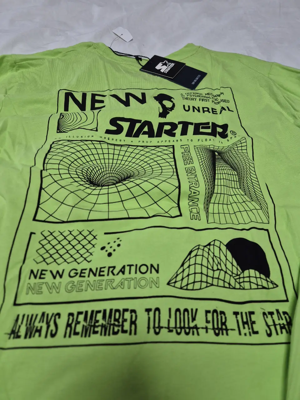 Remera manga larga de hombre, color verde neón, con estampado gráfico "New Starter" en la parte trasera. Ideal para un look urbano y moderno. Marca Starter, de Usa.