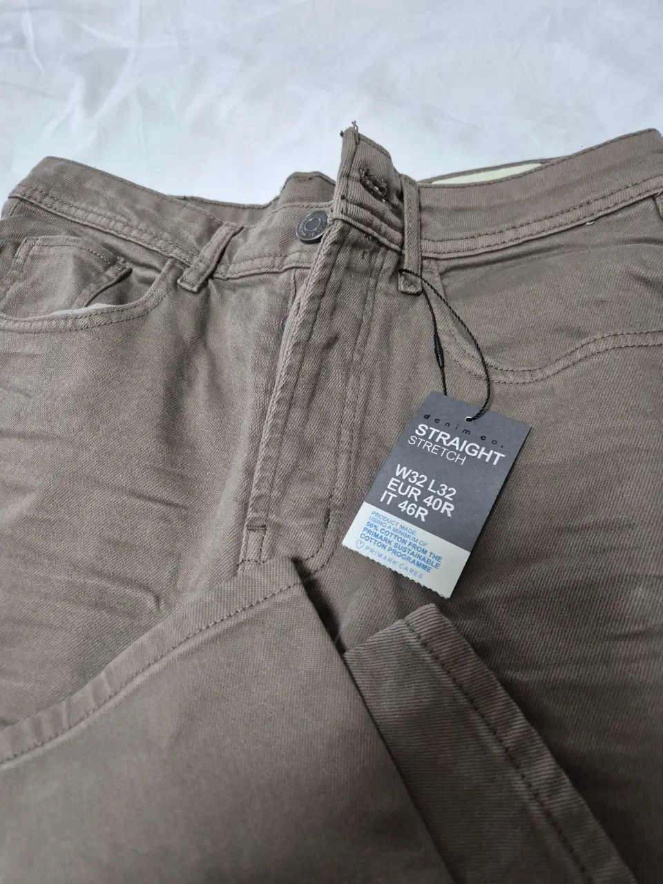 Jeans rectos de hombre, color marrón, con etiqueta. Talle W32 L32 EUR 40R IT 46R. Ideal para un look casual y cómodo.