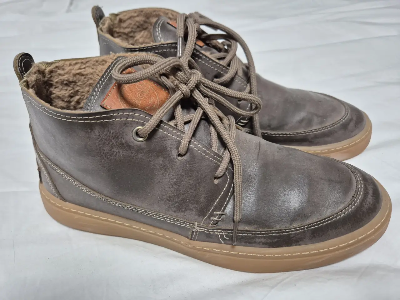 Botines de cuero marrón marca Lado B con cordones y forro interior de piel. Ideales para un look casual y abrigado en invierno. Suela de goma. Solo se usaron una vez para una campaña fotográfica. La marca es Lado B de Rocas.