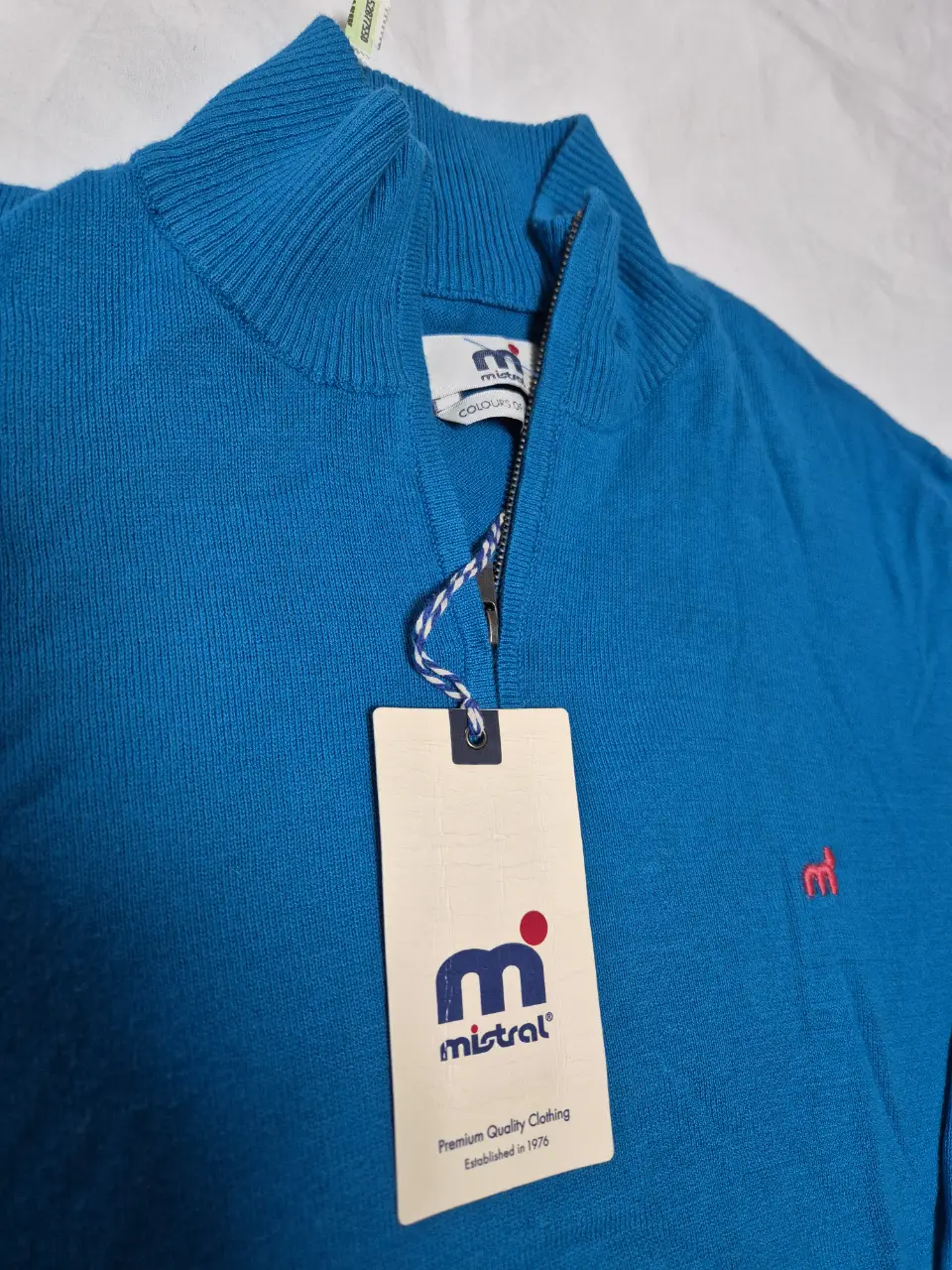 Sweater de hombre Mistral azul con cuello alto y cierre. Ideal para un look casual y abrigado.