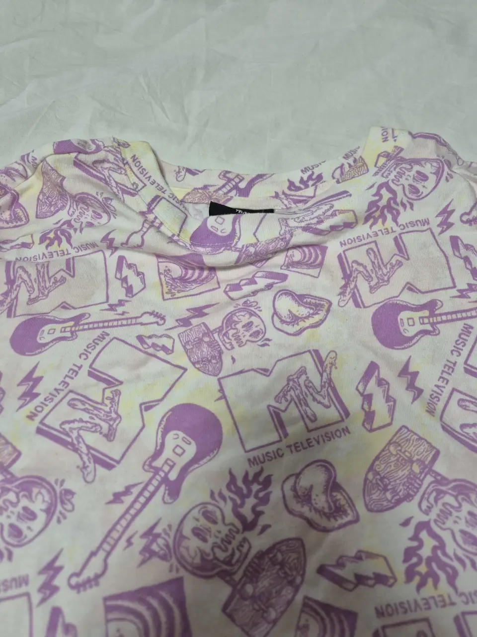 Remera de manga corta con estampado de MTV en color violeta sobre fondo blanco. De H&M, ideal para un look casual y con onda. Relaxed fit M.