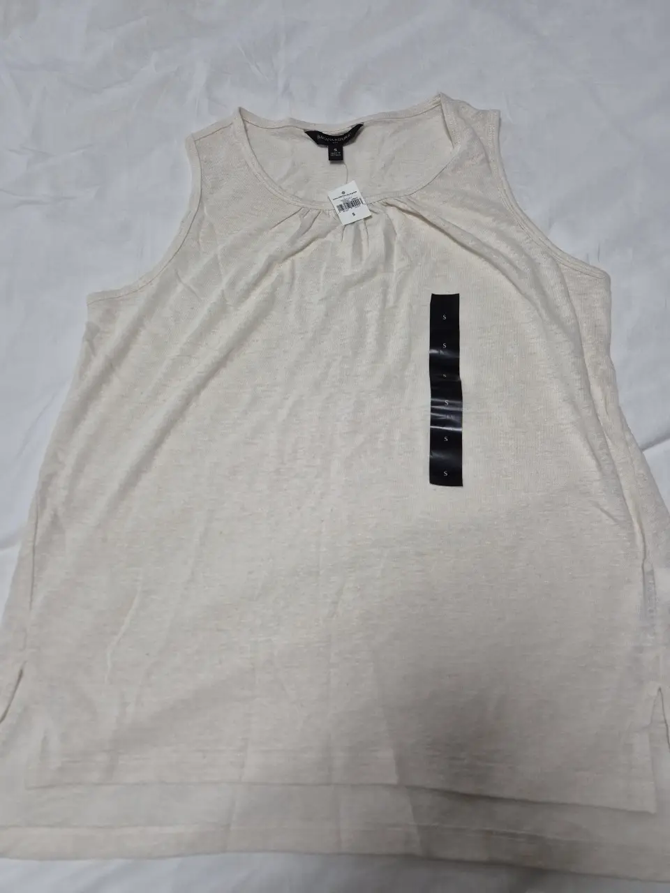 Musculosa de mujer, color crudo, con detalle fruncido en el frente. Ideal para un look casual y fresco. Lino y algodón.