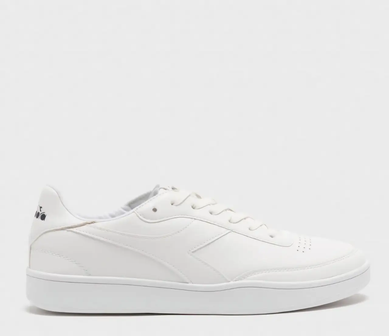Zapatillas blancas de cuero sintético, ideales para un look casual y moderno. Perfectas para combinar con cualquier outfit. Importadas.