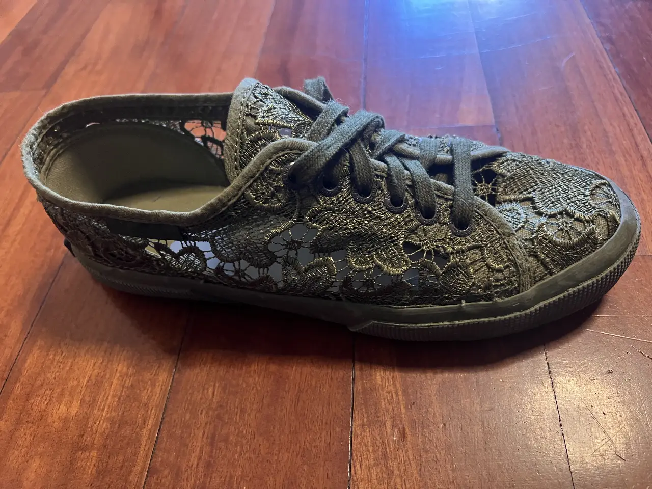 Zapatillas Superga de encaje verde oliva, talle 39. Ideales para un look casual y fresco.
