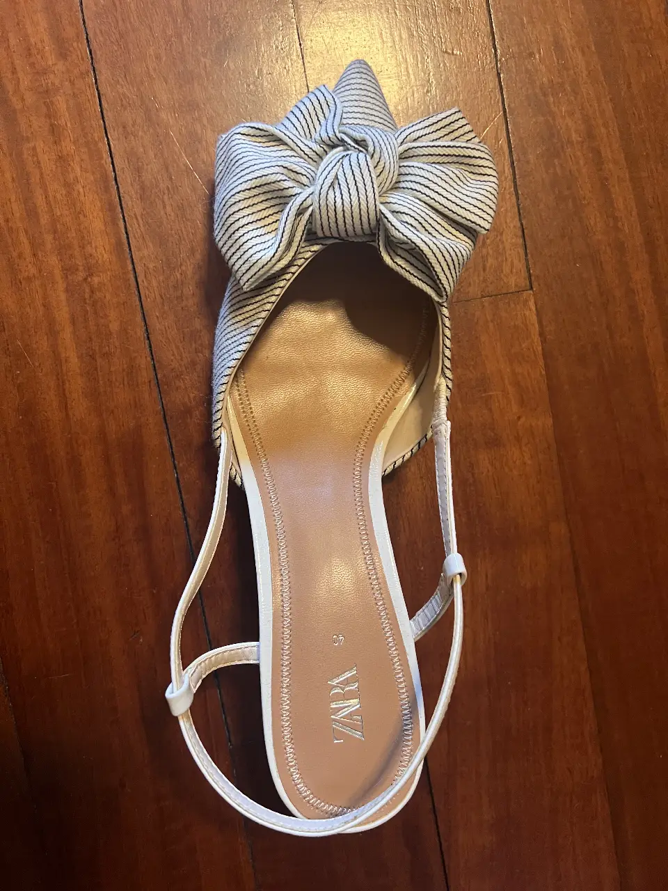 Sandalias de mujer con moño a rayas blanco y negro. Tiras blancas y taco fino. Marca Zara. Talle 40.