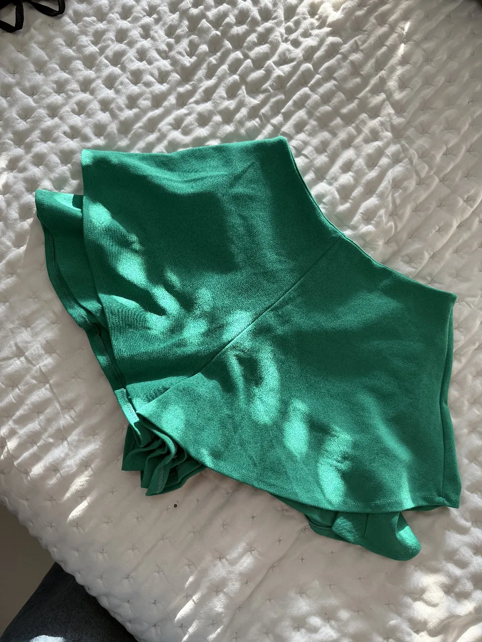 Short de tiro alto verde, ideal para un look moderno y fresco. Perfecto para combinar con tops y blusas. Un básico versátil para tu guardarropa.