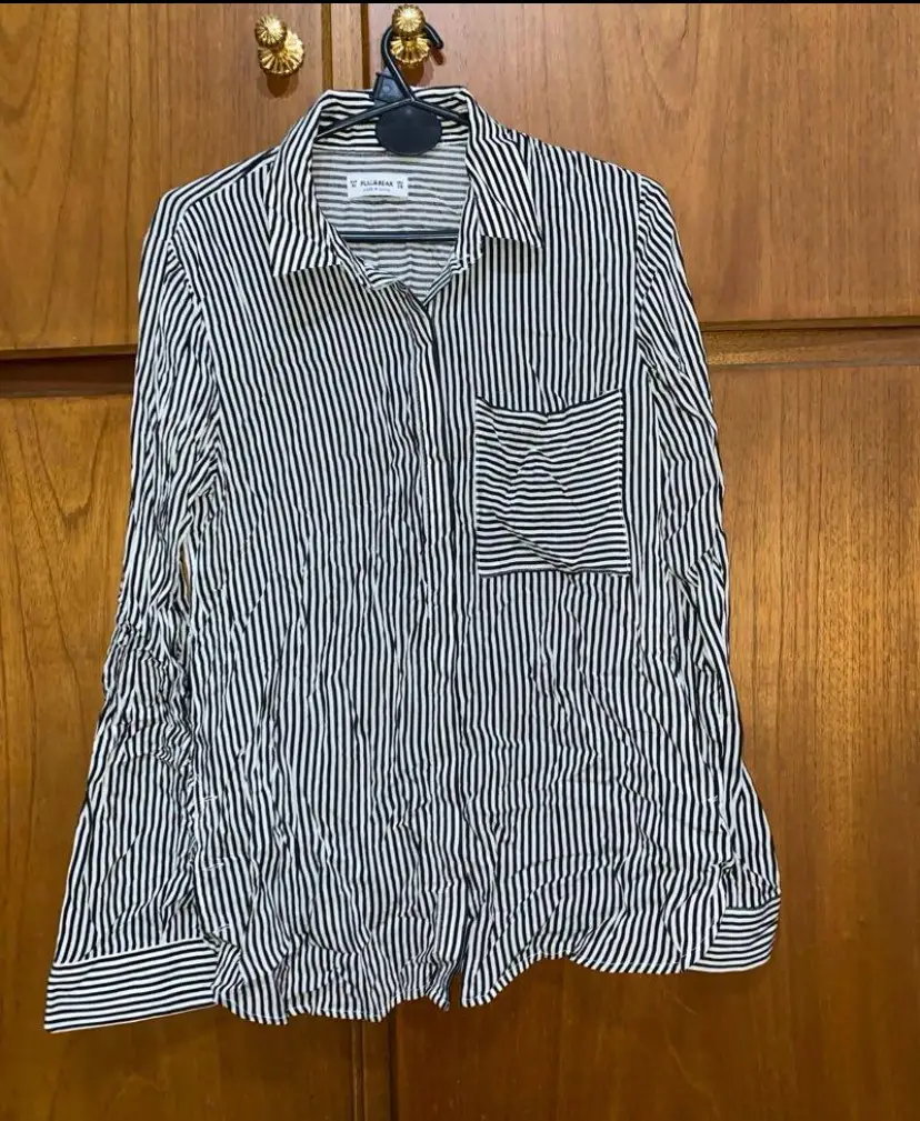 Camisa a rayas verticales en blanco y negro, de manga larga con bolsillo en el pecho. Ideal para un look casual y versátil.con bolsillo y con botenes al costado. medidas:axila a axila 42 cm largo total:66 cm largo manga: 57 cm cintura 42 cm