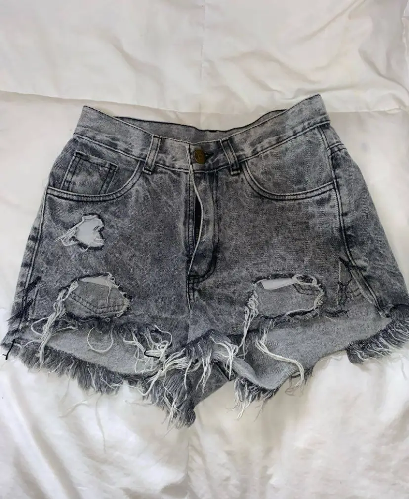 Short de jean gris con roturas y flecos en el borde. Tiro alto, ideal para un look casual y canchero.medidas:total 36 cm tiro: 28 cm ancho: 44 cm