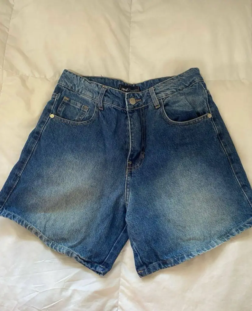 Short de jean azul 47 STREET, tiro alto, con bolsillos delanteros y traseros. Ideal para un look casual y cómodo. NUEVO