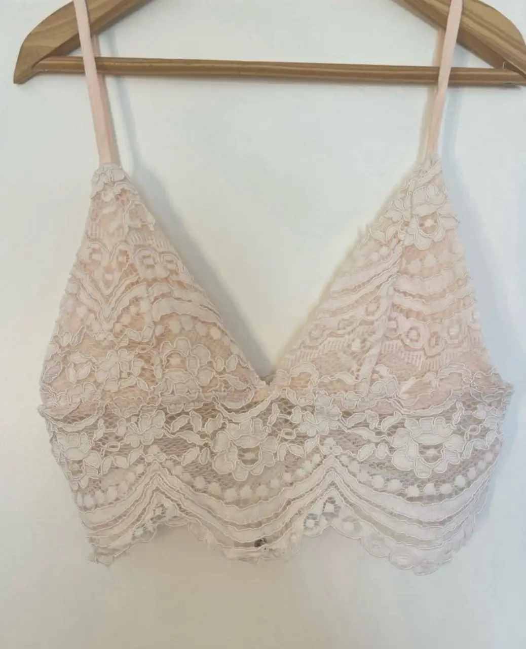 Corpiño de encaje rosa, ideal para usar debajo de blusas o como top. Diseño delicado y femenino, perfecto para ocasiones especiales o para darle un toque romántico a tu look diario. Con cierre en la espalda para un ajuste perfecto.largo 34 cm ancho 32 cmtriángulo del corpiño 15 x 14