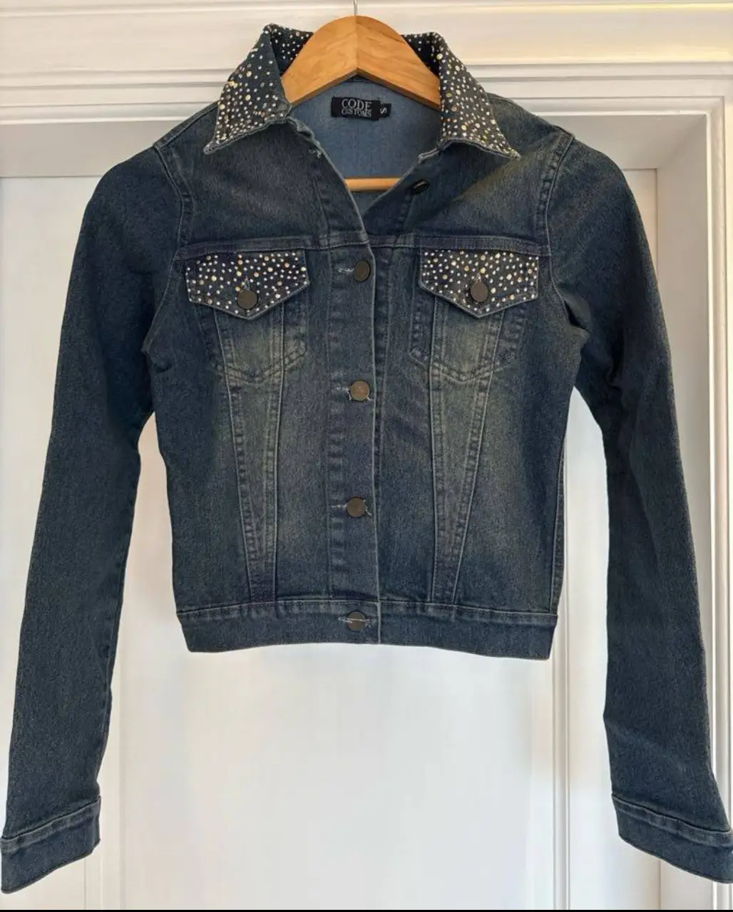 Campera de jean azul con detalles de strass en cuello y bolsillos, con detalles gastados tela elastizada,largo 49 cm ,ancho de hombros, 33 cmancho de axilas 40 cm largo de mangas, 61cm