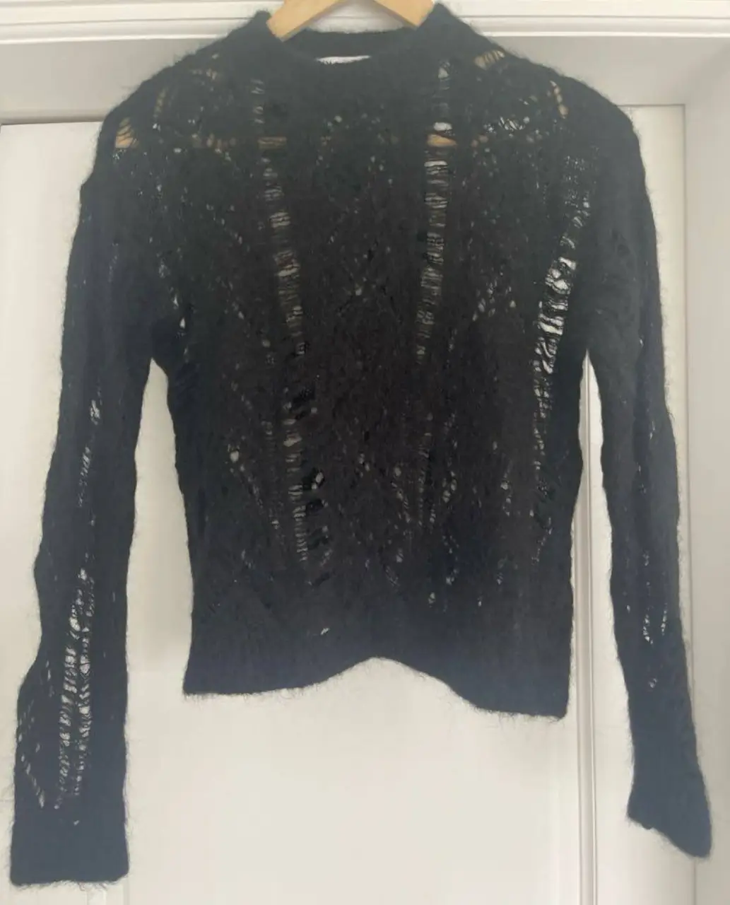 Sweater negro calado de Zara, talle M. Ideal para un look casual y canchero. Perfecto para usar en cualquier ocasión.largo 52 cm ancho de hombros 50 cmancho de axilas 52 cm largo de mangas 59cm