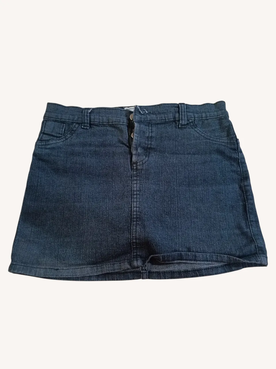 Pollera de jean, con bolsillos delanteros y traseros. Un clásico que no puede faltar en tu guardarropa.