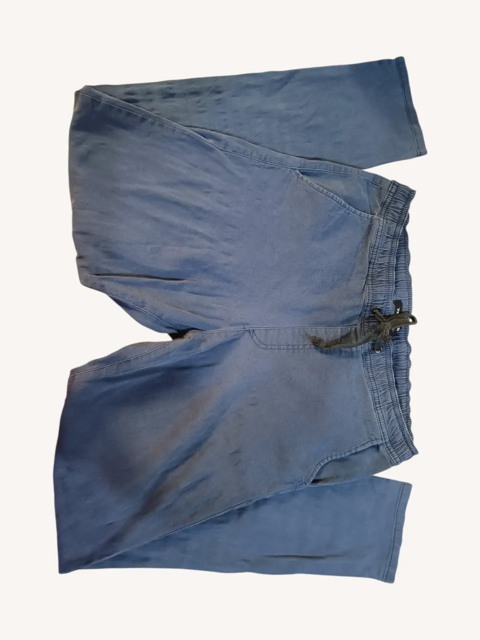 Pantalón azul con cordón para ajustar en la cintura y bolsillos. Presenta algunas manchas claras en la tela.
📏 Cintura 40 cm.
Tiro 30 cm.
Largo 94 cm.
‼️Manchitas en la parte de atrás,ver foto.